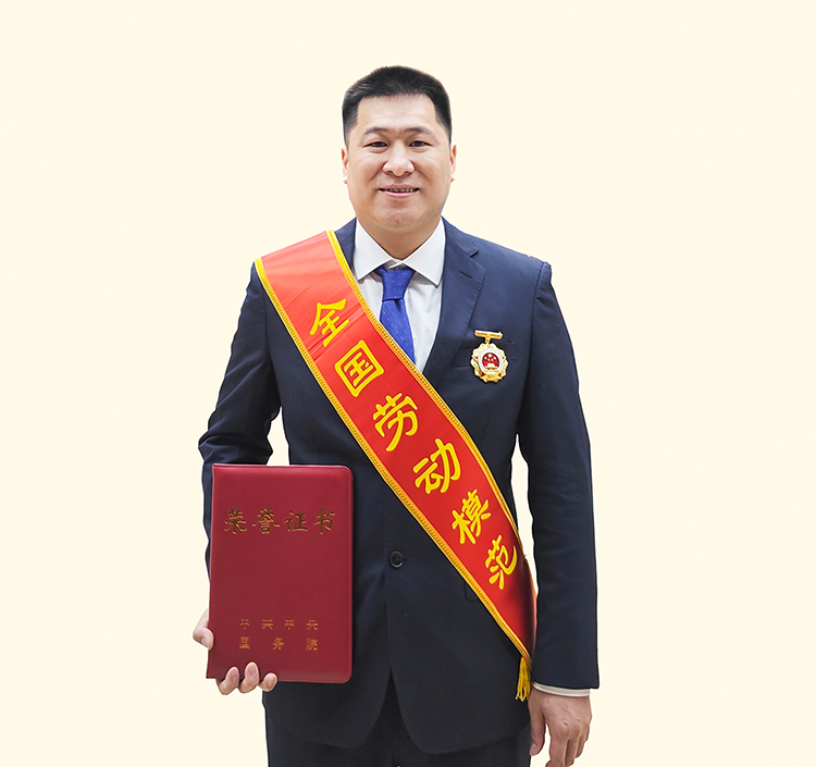 尊龙凯时“85后”特级技师庞淇文荣获天下劳动模范